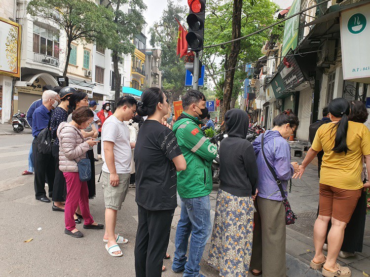 Theo ông Thanh, bánh trôi bánh chay chỉ là hai món trong thực đơn hàng chục món chè của quán, nhưng chỉ có ngày này là mọi người đến xếp hàng đông như hội chỉ để mua bánh trôi, bánh chay về ăn Tết Hàn thực.