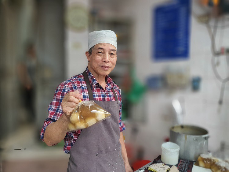 Vừa nhanh tay cho từng bọc bánh vào túi theo yêu cầu của khách, ông Phạm Xuân Thanh (74 tuổi), chủ quán vừa cho biết, quán của gia đình ông là quán chè, bánh trôi bánh chay là hai món có trong thực đơn bán hàng ngày.