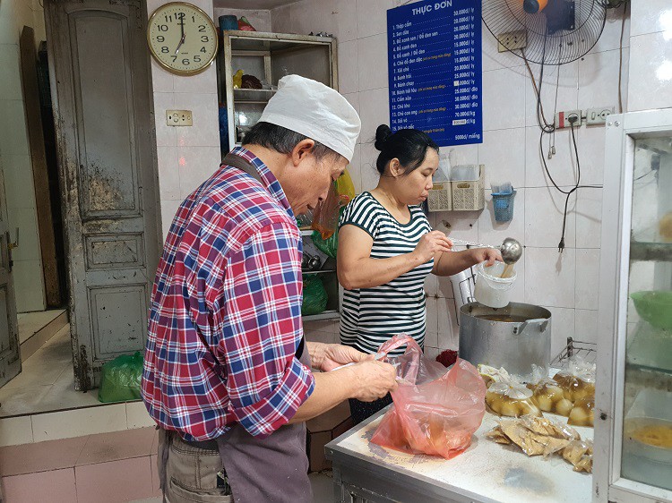 Theo quan sát, đây là một quán chè nhỏ, rộng chưa đầy 3m2, chỉ đủ kê vài chiếc ghế, một chiếc bàn và một chiếc tủ kính nhỏ. Bên cạnh quán, cả chục người luôn tay nặn bánh, luộc bánh và chia thành từng phần.