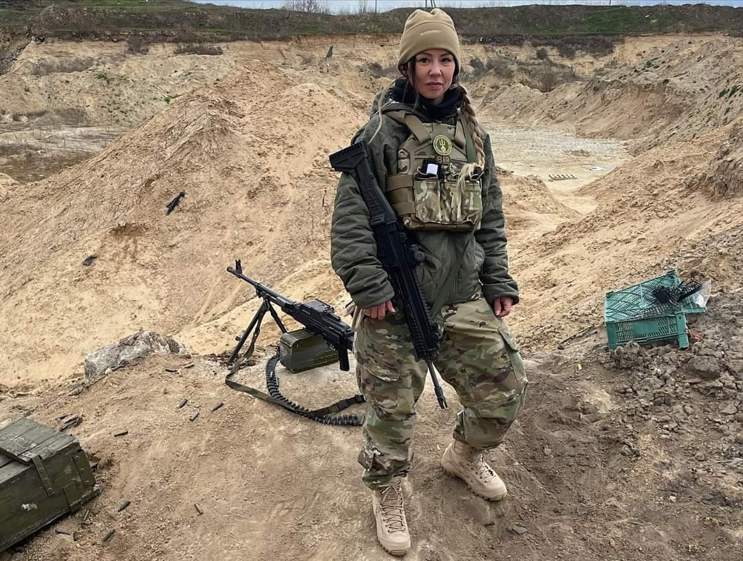 Bà Eira đang tham chiến ở Ukraine. Ảnh: dirtydozeneira