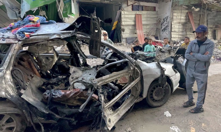 Chiếc xe chở người thân thủ lĩnh Hamas bị trúng đòn không kích của Israel.