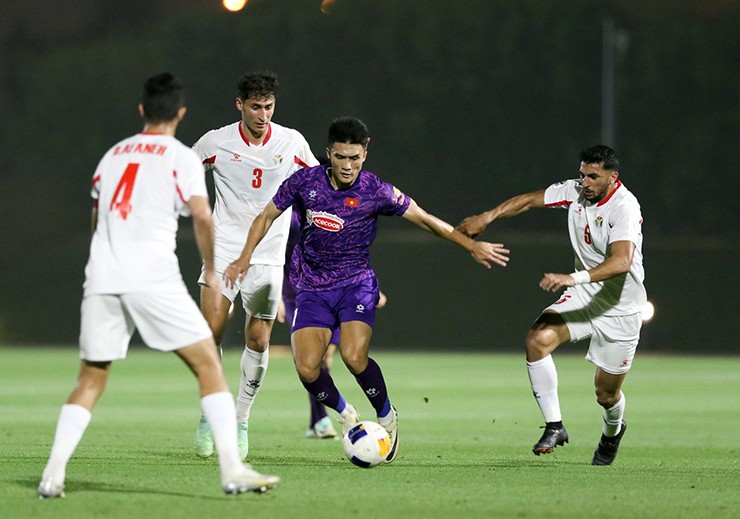 Tiền đạo Nguyên Hoàng trong vòng vây cầu thủ U23 Jordan.
