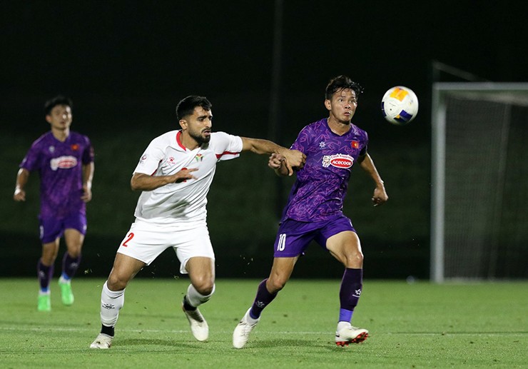 Bùi Vĩ Hào đi bóng trong sự truy cản của cầu thủ U23 Jordan.