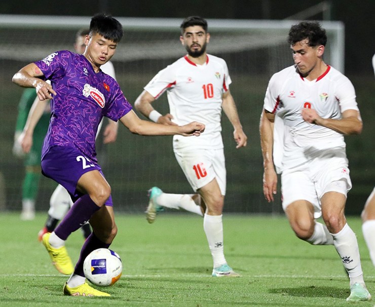 Tiền đạo Văn Tùng trong trận đấu với U23 Jordan.