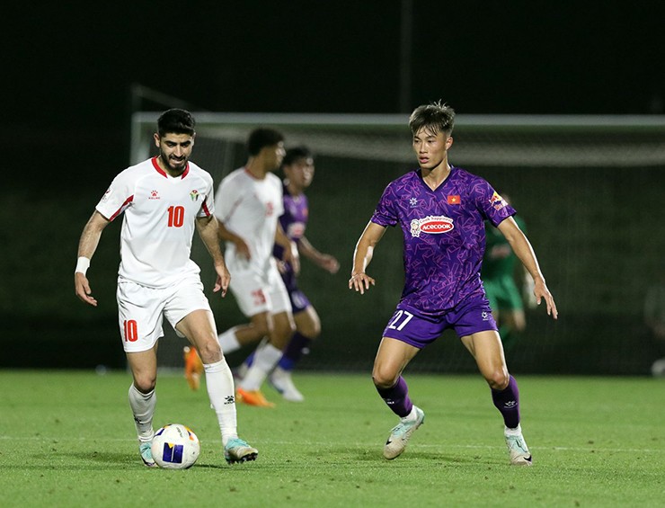 Tiền vệ Văn Trường thi đấu trong trận U23 Việt Nam gặp U23 Jordan. Trước đó, có thông tin Văn Trường bị loại, nhưng HLV Hoàng Anh Tuấn khẳng định U23 Việt Nam phải đến 15/4 mới chốt danh sách.