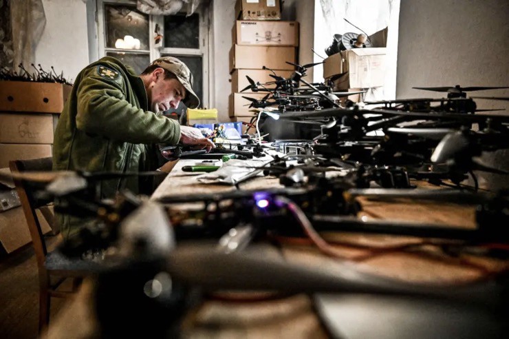 Binh sĩ Ukraine lắp ráp một mẫu UAV có thể mang lựu đạn.