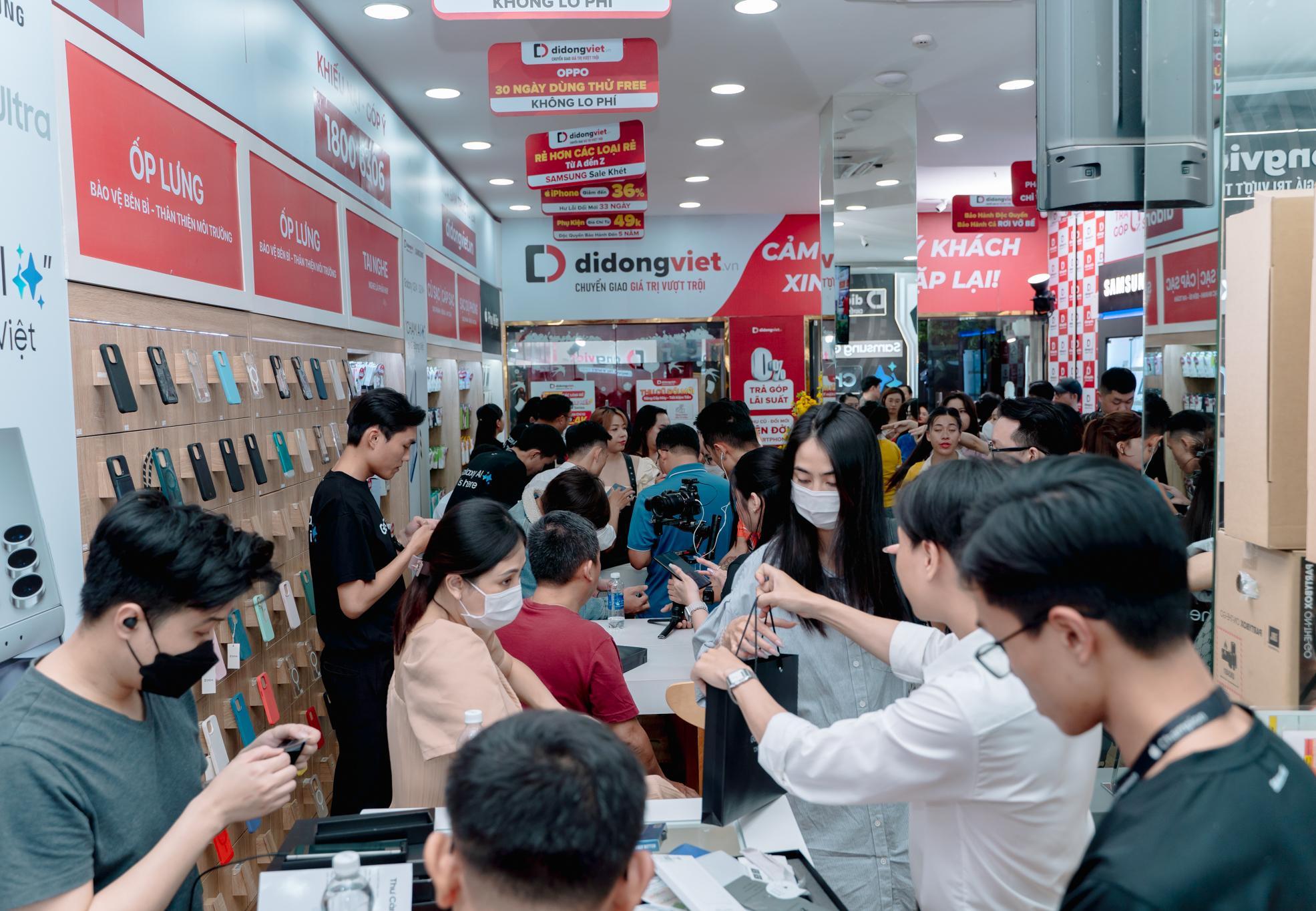 Khách hàng tin tưởng mua sắm sản phẩm công nghệ chính hãng tại Di Động Việt.
