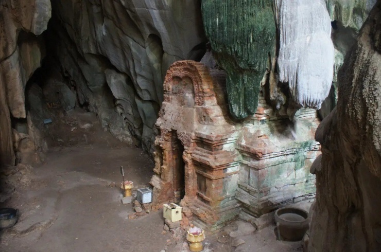 Đền thờ Hindu nằm sâu bên trong hang động trên núi. Ảnh: Hello Angkor.