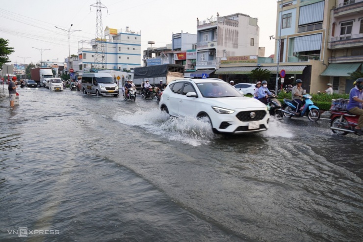 Người dân Mỹ Tho sống trong triều cường - 1