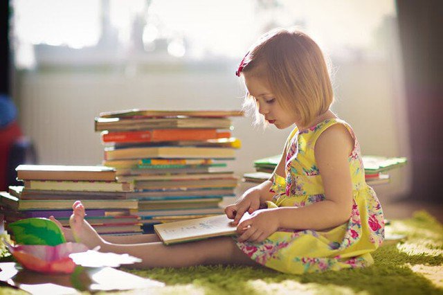 Trẻ đọc sách hàng ngày có khả năng từ vựng, hiểu ngôn ngữ và trí nhớ tốt hơn so với trẻ đọc ít hơn. Ảnh minh họa