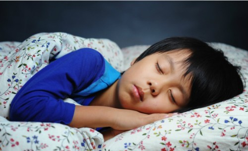 Thói quen ngủ tốt không chỉ tốt cho sự phát triển trí não mà còn có tác động tích cực đến sức khỏe thể chất và tinh thần của trẻ. Ảnh minh họa