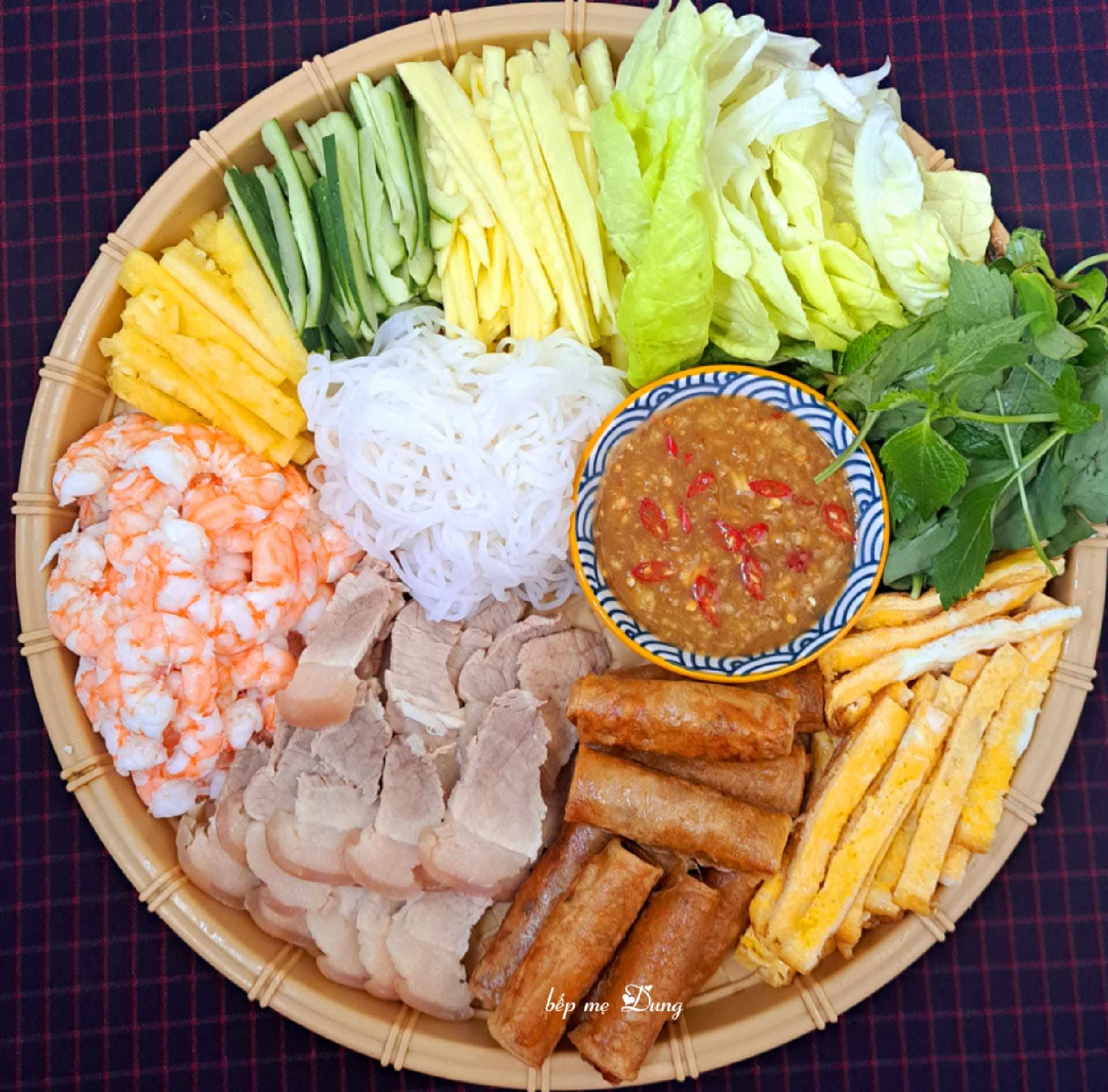 Thực đơn 29: Bánh tráng cuốn thập cẩm.