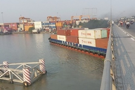 Tàu 4.600 tấn vừa va vào cầu Đồng Nai