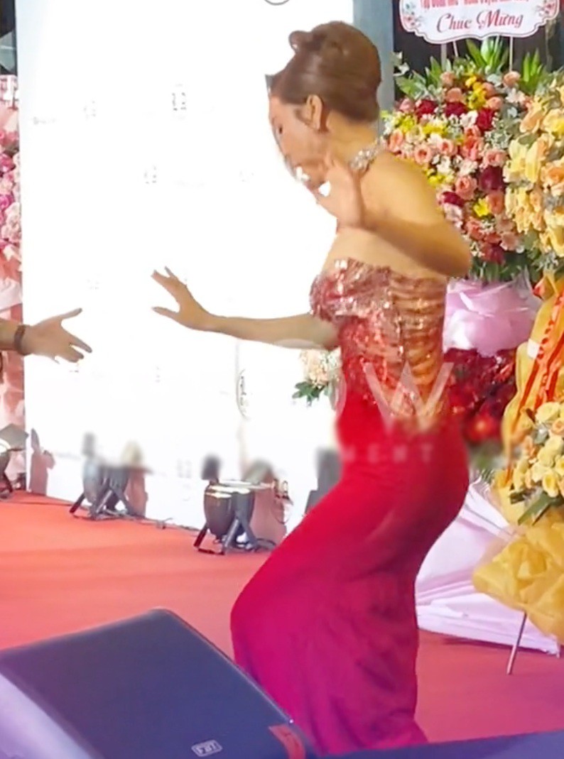 Diện váy quá ôm, "mỹ nữ Việt sánh vai cùng Neymar" luống cuống, suýt "vồ ếch" trên thảm đỏ - 3