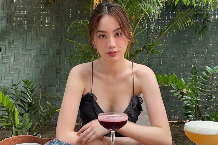 Hot girl Lào gốc Việt gây ấn tượng với kiểu áo có đường nhún bèo đi uống cafe.