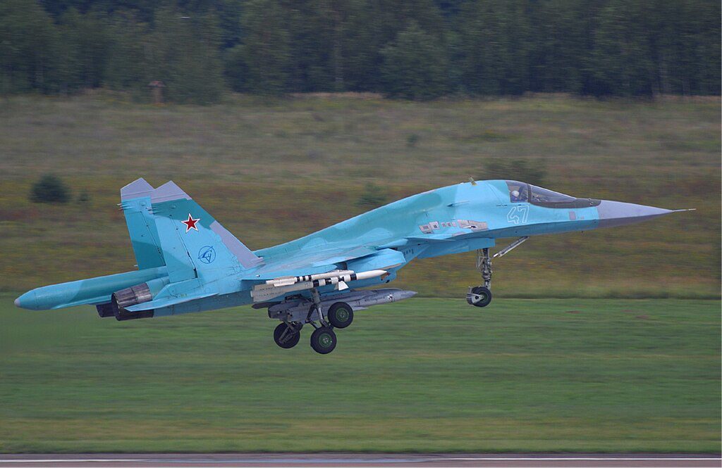 Một máy bay Su-34 của Nga có thể mang nhiều tên lửa Kh-69.