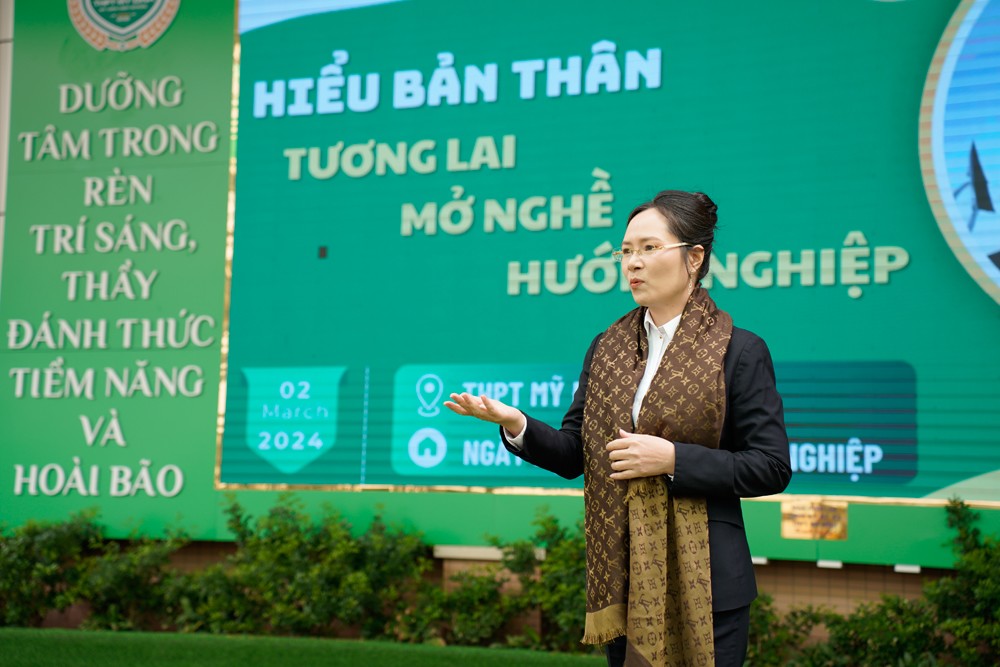 Bà Nguyễn Thị Hồng Xuân tại một sự kiện Hướng nghiệp, chọn nghề cho học sinh THPT