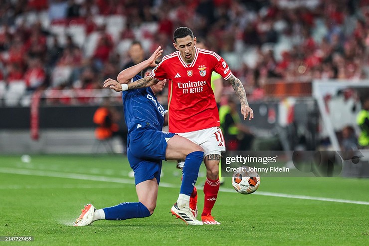 Di Maria (áo đỏ) tỏa sáng trong màu áo Benfica