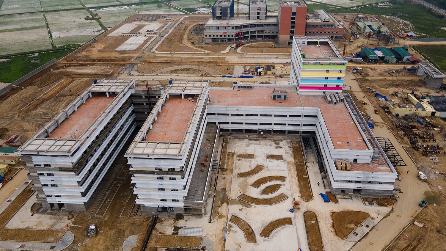 Dự án Bệnh viện Nhi Trung ương cơ sở 2 được cất nóc hồi tháng 9/2023, công trình dự kiến hoàn thành giữa năm 2024.