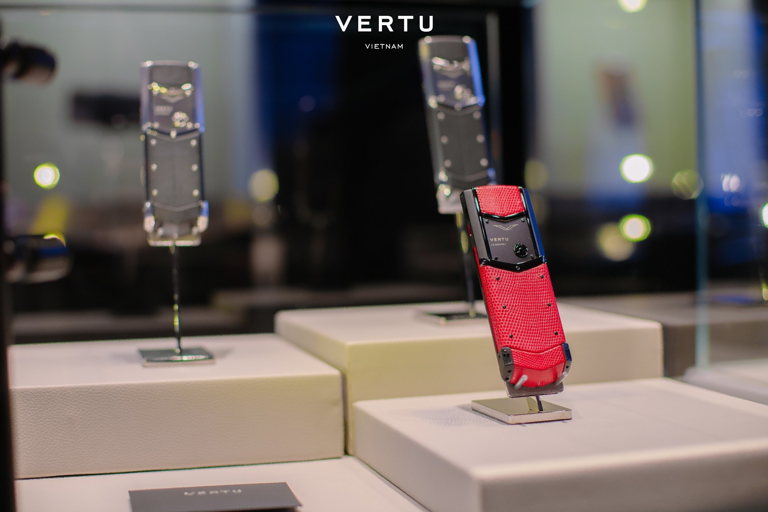 Tại cửa hàng Vertu Việt Nam chính hãng, những mẫu Vertu Signature V 4G đã có sẵn hàng để khách hàng trải nghiệm và lựa chọn.