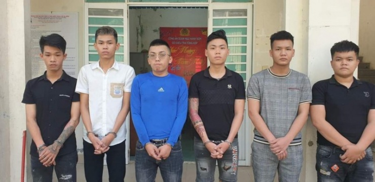 Nhóm 6 đối tượng thanh thiếu niên có hành vi mua bán ma túy bị tạm giữ tại Công an quận Ngũ Hành Sơn. 