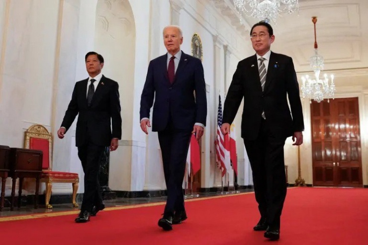 Tổng thống Mỹ Joe Biden (giữa), Thủ tướng Nhật Fumio Kishida (phải) và Tổng thống Philippines Ferdinand Marcos Jr tại thượng đỉnh ba bên Mỹ-Nhật-Philippines ở Nhà Trắng, thủ đô Washington D.C, (Mỹ) ngày 11-4. Ảnh: REUTERS