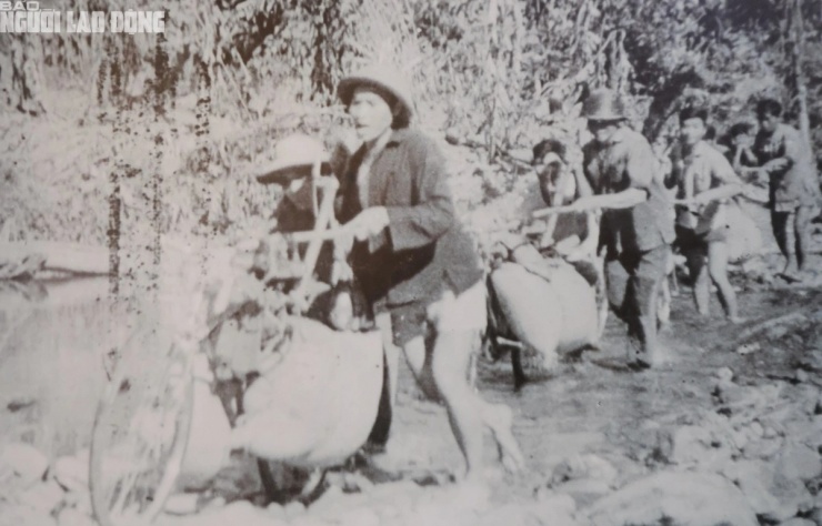 Hình ảnh đoàn xe đạp thồ của quân và dân Thanh Hóa băng rừng, lội suối tới Điện Biên Phủ 70 năm trước. Ảnh chụp từ ảnh tư liệu tại Bảo tàng Thanh Hóa