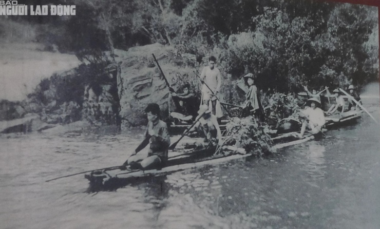 Ngoài đoàn xe thồ trên bộ, nhân dân các dân tộc tỉnh Thanh Hóa còn vận chuyển lương thực bằng bè mảng vượt sông Mã lên Điện Biên Phủ