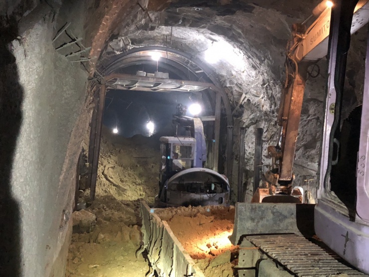 Đơn vị thi công đưa máy móc vào hầm để đào lượng lớn đất đá bị sạt lở di chuyển ra ngoài.