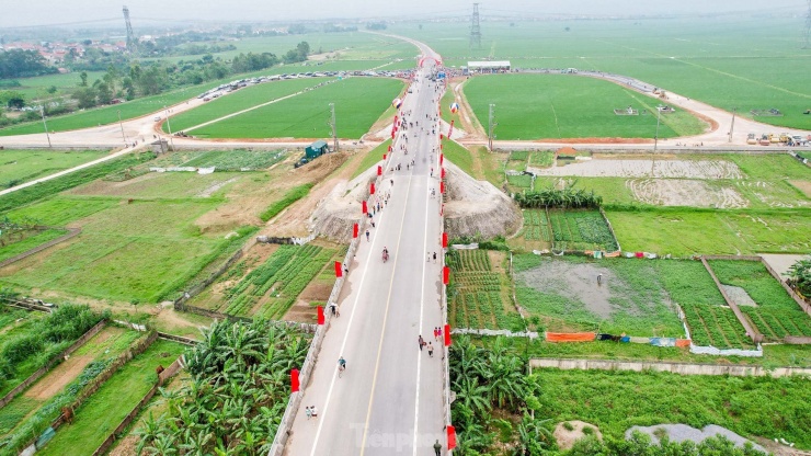 Đường dẫn cầu Xuân Cẩm trên địa bàn huyện Sóc Sơn đóng vai trò chiến lược để hình thành mạng lưới giao thông liên kết thành phố Hà Nội với tỉnh Bắc Giang và các tỉnh lân cận, hoàn thiện đường Vành đai 4 qua địa phận tỉnh Bắc Giang.