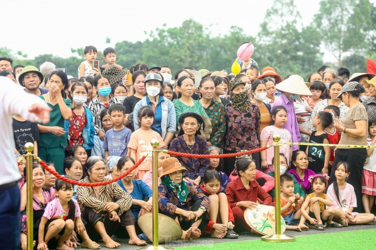 Hàng trăm người dân đã có mặt từ sớm để tham dự lễ thông xe. Được biết, trước khi có tuyến đường kết nối, để đi lại giữa 2 tỉnh, người dân vẫn phải đi đò.