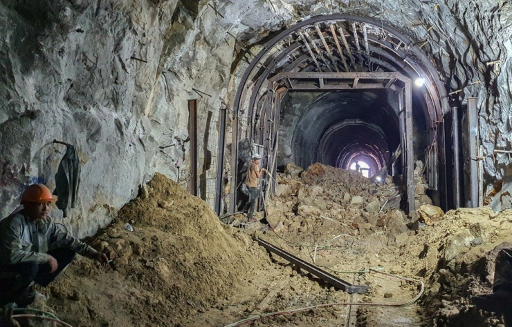 Đến 16 giờ ngày 13-4, sự cố sạt lở ở hầm đường sắt thuộc khu vực đèo Cả vẫn chưa được khắc phục xong. Hiện, các công nhân hàn gia cố khung thép tại khu vực sạt lở trong hầm Bãi Gió.