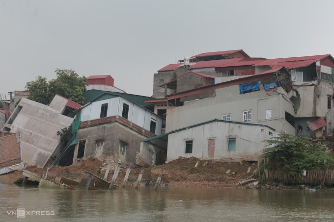 6 ngôi nhà kiên cố đổ nghiêng, sụt xuống sông ở Bắc Ninh. Ảnh: Gia Chính