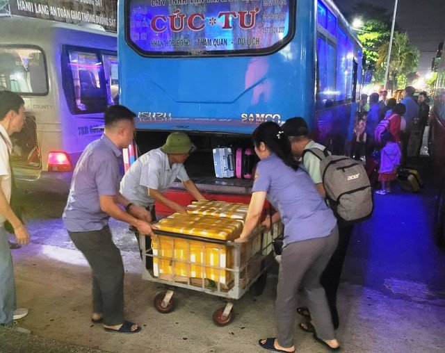 Chi nhánh Vận tải đường sắt Nha Trang tổ chức trung chuyển từ ga Tuy Hòa (Phú Yên) đến ga Giã (huyện Vạn Ninh, tỉnh Khánh Hòa)