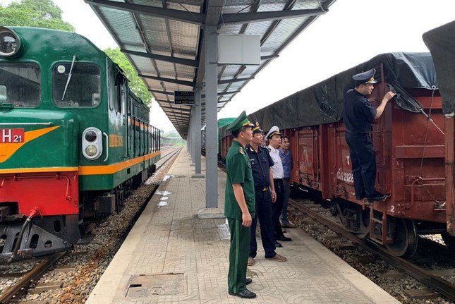 Kiểm tra hàng hóa trước khi xuất khẩu sang Trung Quốc tại Ga đường sắt quốc tế Lào Cai. Ảnh: Quốc Hồng