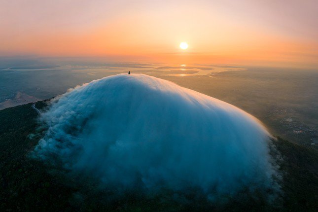 'Săn' khoảnh khắc mây tràn cần có những kỹ năng tác nghiệp thành thạo đối với các nhiếp ảnh gia. Ảnh: Bùi Văn Hải.