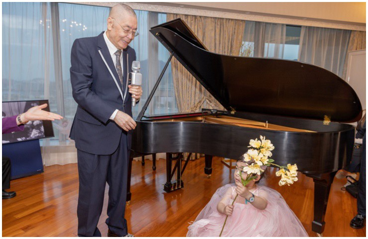 Bậc thầy piano này khiến nhiều người bái phục khi vẫn lên chức cha ở tuổi 84. 