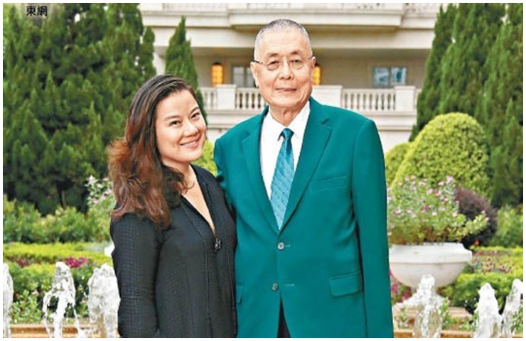 Ông kết hôn với nghệ sĩ đàn tỳ bà Tôn Dĩnh, kém bậc thầy này 37 tuổi.
