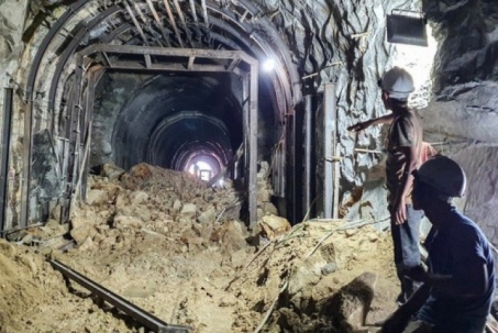 Cửa hầm đường sắt qua đèo Cả bị vùi lấp 2 ngày: Những hình ảnh bên trong hầm