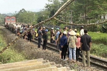 Hai bé gái tử vong khi băng qua đường sắt