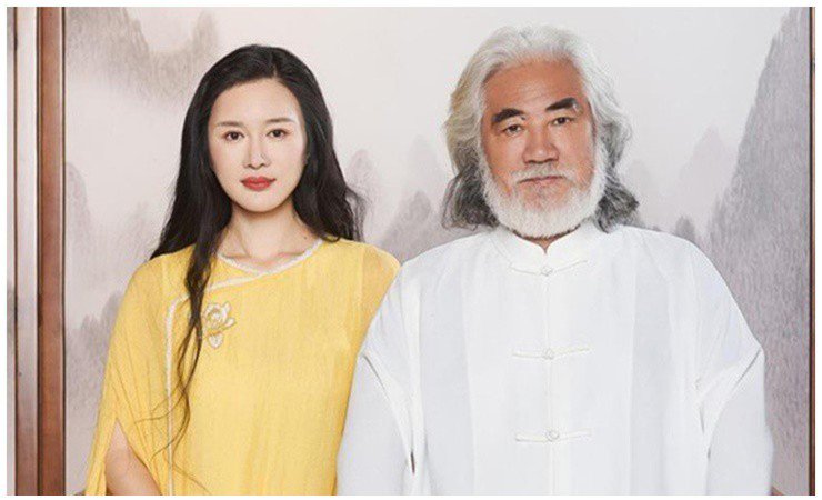 Trương Kỷ Trung (72 tuổi), là đạo diễn nổi tiếng hàng đầu xứ Trung, có cuộc hôn nhân gây tranh cãi. 