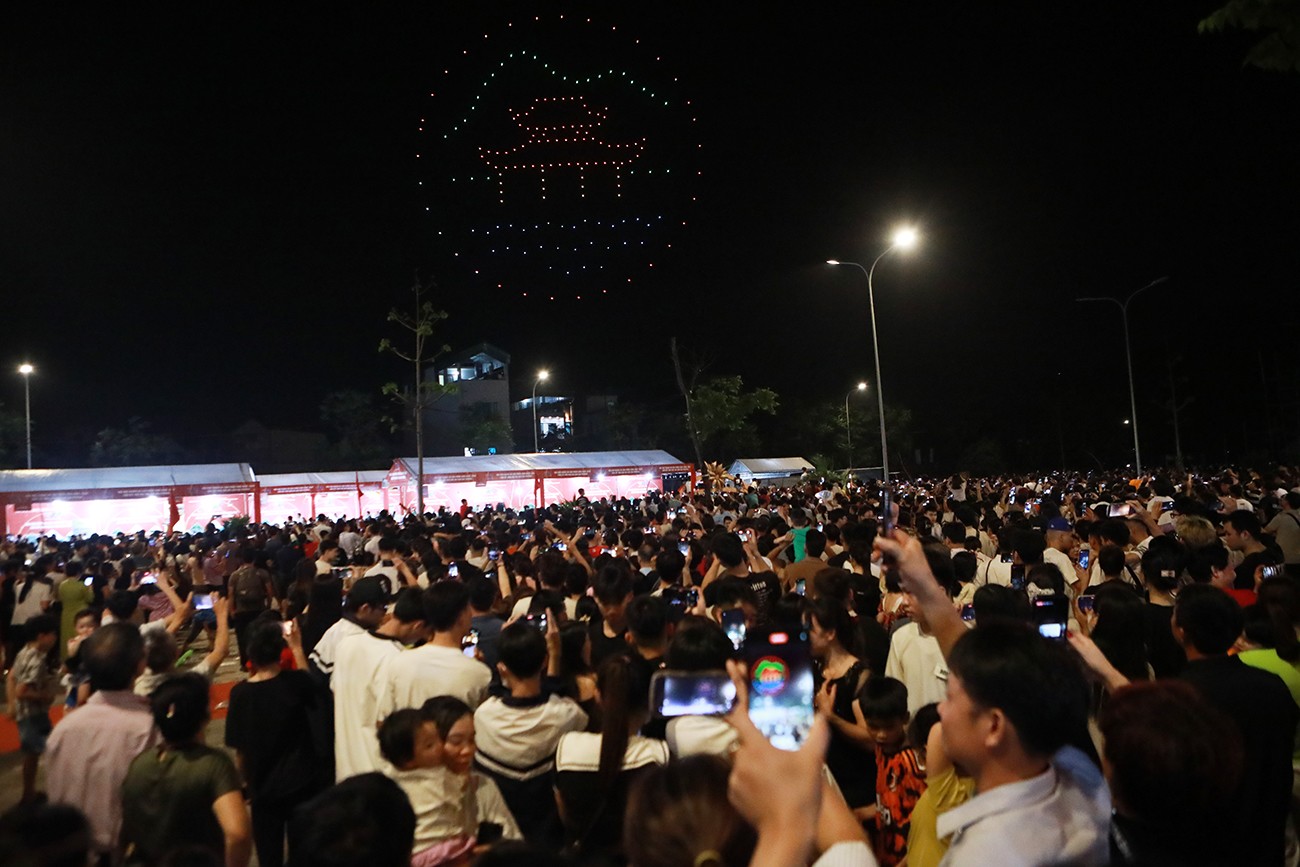 Hàng nghìn người mệt mỏi, chờ xem trình diễn ánh sáng ở ngoại thành Hà Nội - 12