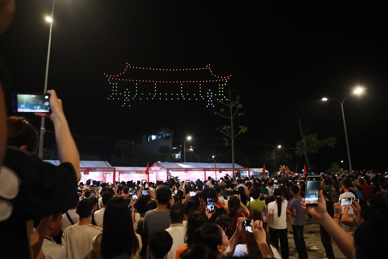 Hàng nghìn người mệt mỏi, chờ xem trình diễn ánh sáng ở ngoại thành Hà Nội - 13
