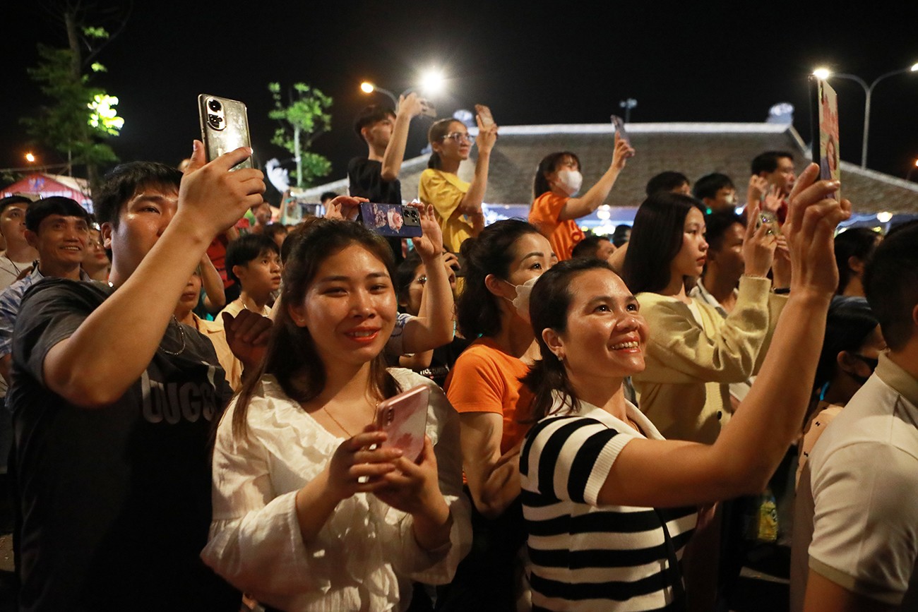 Hàng nghìn người mệt mỏi, chờ xem trình diễn ánh sáng ở ngoại thành Hà Nội - 15