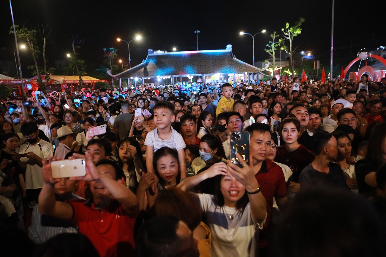 Đặc biệt tại buổi lễ, màn trình diễn 200 drone tôn vinh văn hóa huyện Quốc Oai và văn hóa xứ Đoài đã thu hút sự quan tâm của đông đảo người dân. Nhiều người đã đến từ chập tối, chọn chỗ chờ đợi màn trình diễn.