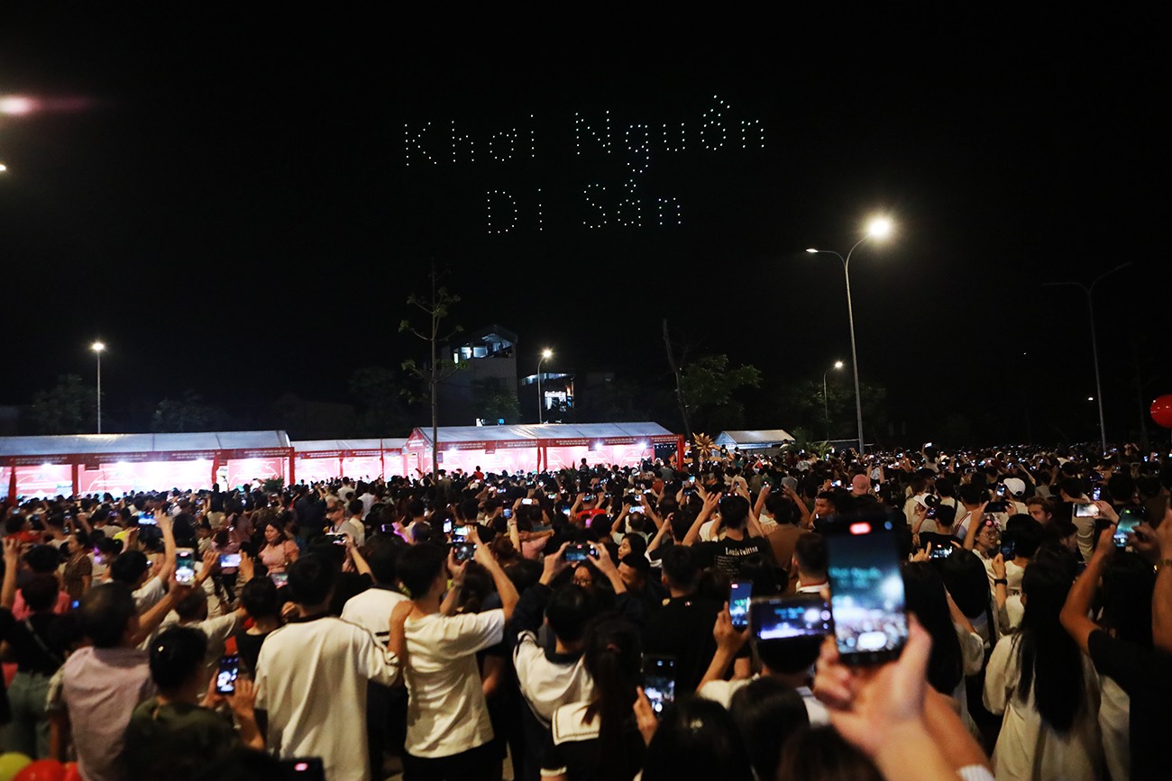 Hàng nghìn người mệt mỏi, chờ xem trình diễn ánh sáng ở ngoại thành Hà Nội - 19