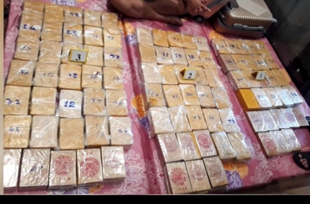 Kiểm tra căn hộ cho thuê ở quận 1, Công an TP.HCM phát hiện 184 bánh heroin được chứa trong nhiều chiếc vali do 2 người nước ngoài cất giấu.