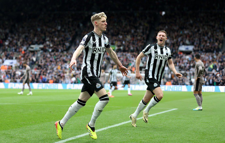 Newcastle vùi dập&nbsp;Tottenham