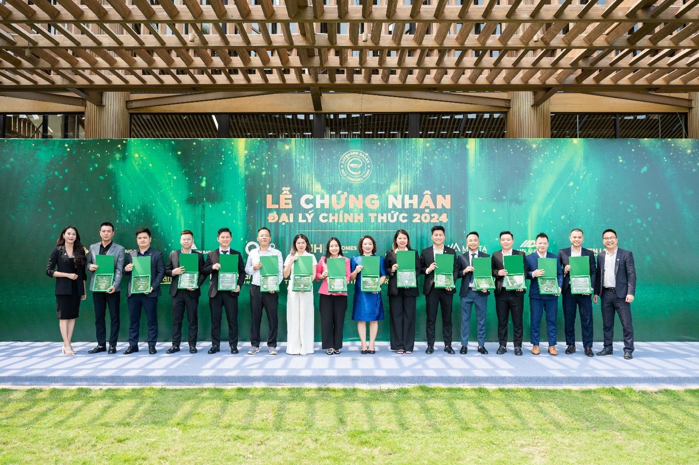 Đại diện đại lý nhận Chứng nhận đại lý chính thức phân phối dự án Eco Central Park năm 2024 của nhà sáng lập Ecopark