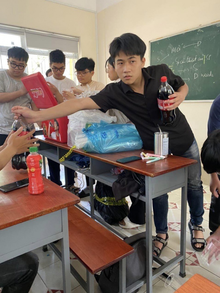Trích tiền túi mua nước cho sinh viên, thầy giáo bất ngờ trở thành “idol” - 2